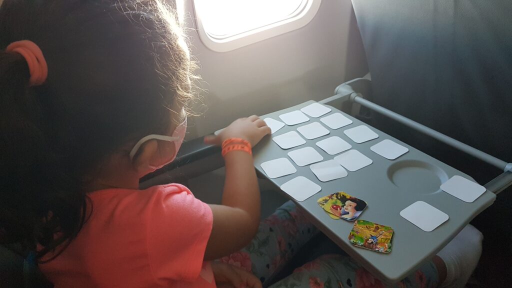 Como entreter a criança no avião? Jogos e brinquedos! - Dicas de viagem -  FAQ 